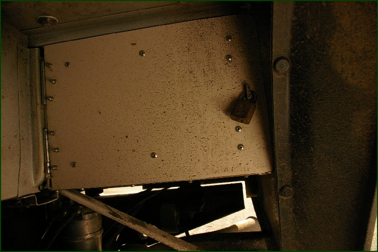 Left rea arch locker